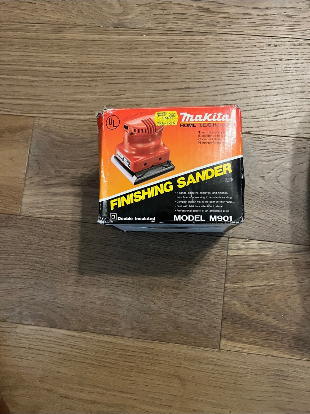 Makita Red Finishing Sander - Model M901